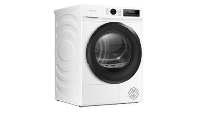 vue de face d'une machine à laver blanche sur fond blanc