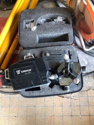 une boîte à outils contenant des outils, posée sur le sol