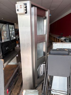 une grande machine placée au milieu d'une pièce