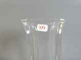 un vase en verre transparent avec un autocollant sur le côté