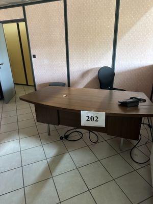 une table sur laquelle se trouve un chiffre, dans une pièce
