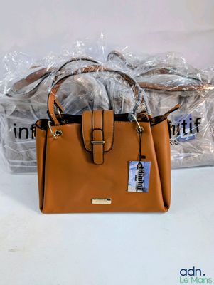 sac à main en cuir beige avec lanière et bandoulière assorties