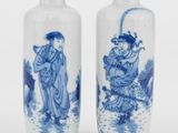 une paire de vases bleus et blancs ornés de motifs asiatiques