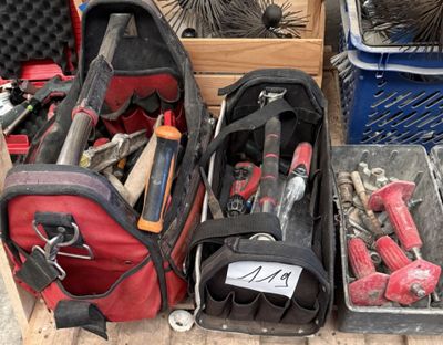 tout un tas d'outils dans une mallette posée par terre