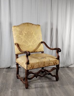 une image représentant une chaise dont l'assise est recouverte d'un tissu jaune