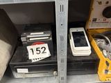 beaucoup d'électronique sur les étagères du magasin