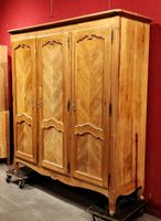 Armoire trois portes en merisier. (photo 4)