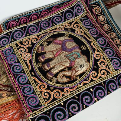 Birmanie, XXe siècle. Ensemble de 5 sacs à bandoulière brodé…