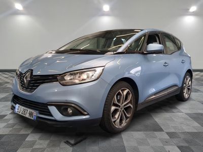 la voiture bleue est garée sur un sol en damier dans le garage