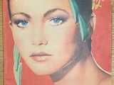 un magazine avec la photo d'une femme en couverture