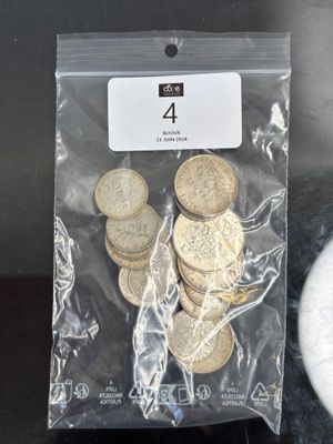 un sac de pièces posé à côté d'une assiette de nourriture