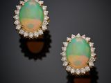 une paire de boucles d'oreilles en oplite et diamants