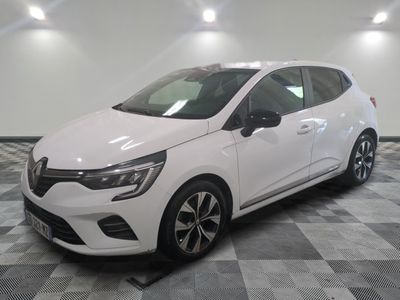 la voiture blanche est garée sur le sol à carreaux d'un garage
