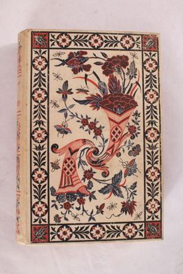 un vieux livre sur lequel figure l'image d'un oiseau et de fleurs