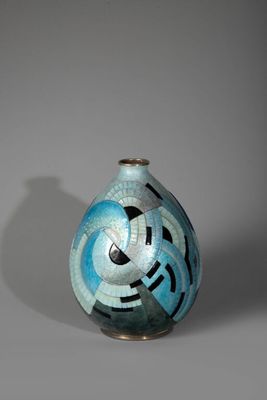 un vase bleu orné d'un motif en noir et blanc
