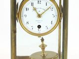 une horloge posée sur une table