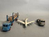 trois petites voitures et un avion posés sur une table