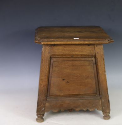 une vieille table d'appoint en bois surmontée d'un tiroir