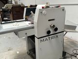 une machine qui se trouve dans un garage
