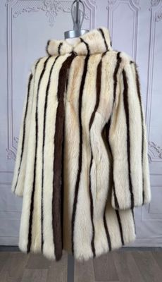 gros plan d'un manteau de fourrure sur un mannequin