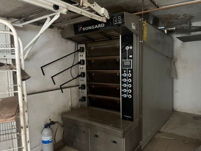 un four professionnel dans une pièce équipée d'une échelle