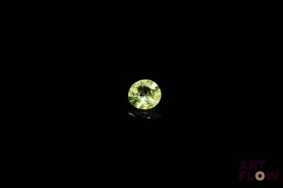 un losange vert sur fond noir