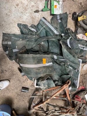beaucoup d'outils qui traînent par terre