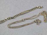 deux bijoux en argent, dont une croix et une chaîne