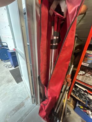 une personne tenant un parapluie rouge dans un garage