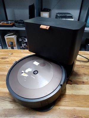 un robot posé sur une table en bois