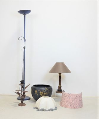 une lampe, un vase, un abat-jour et d'autres objets posés par terre