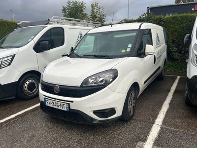 deux camionnettes blanches garées l'une à côté de l'autre dans un parking