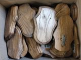 plusieurs morceaux de bois rassemblés dans une boîte en carton