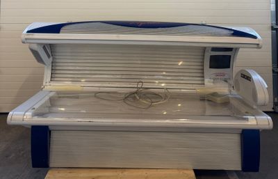 un solarium au milieu d'une pièce