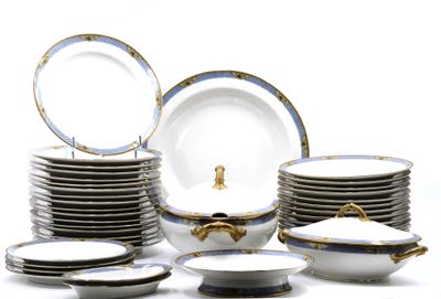 a lot of plates and bowls that are stacked together