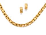 un ensemble composé d'un collier et de boucles d'oreilles en or