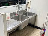 une cuisine avec un évier et une cuisinière