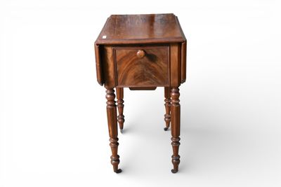 Table de chevet à volets en acajou et placage d'acajou ouvra…