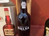 une bouteille de dalva à côté d'une boîte de boissons alcoolisées