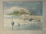 un tableau représentant des bateaux sur l'eau, avec une montagne en arrière-plan
