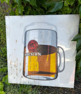 une photo d'un panneau sur lequel figure une bière