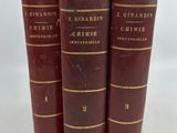 trois livres rouges superposés sur une table