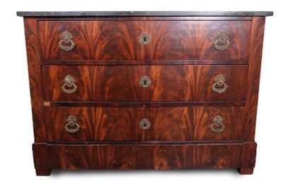 Commode en placage d'acajou flammé ouvrant à 3 tiroirs, plat…