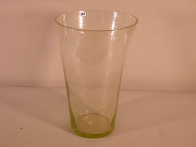 un verre transparent à bord vert posé sur une table