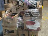 une grande pile de cartons sur une palette dans un entrepôt