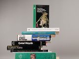 plusieurs livres empilés sur une table