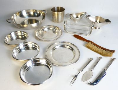 beaucoup d'argenterie sur une table avec un pinceau