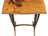 une image représentant une table sur laquelle se trouve un coq