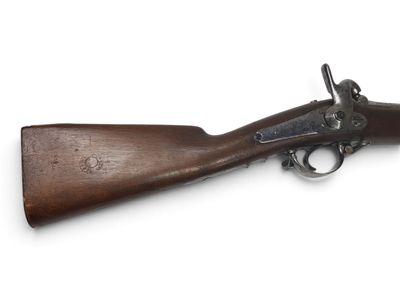 un vieux pistolet avec un canon en bois et une crosse en bois