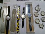 un grand nombre de montres posées sur une table